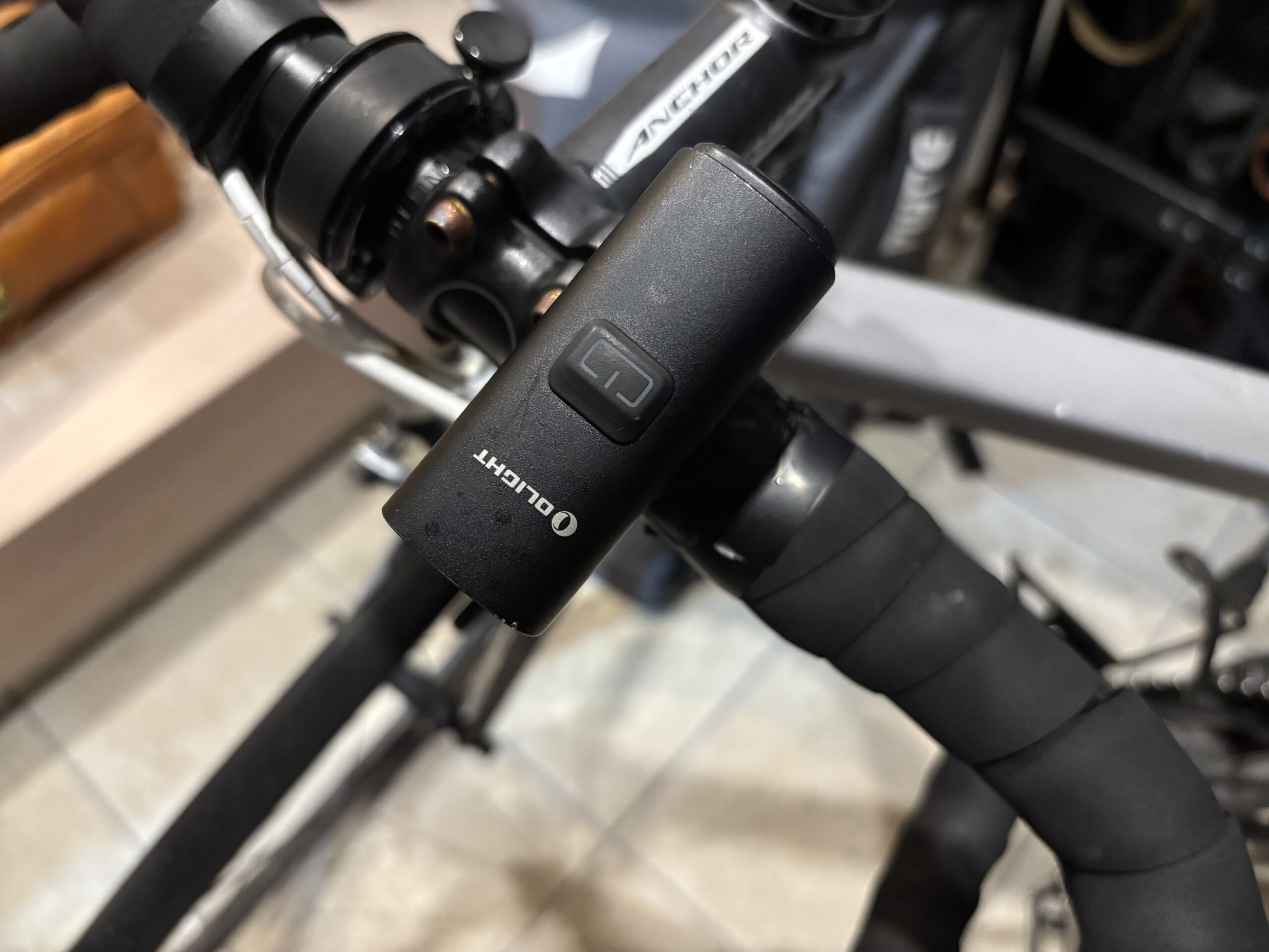 OLIGHT RN400をロードバイクのハンドルに取り付けた状態