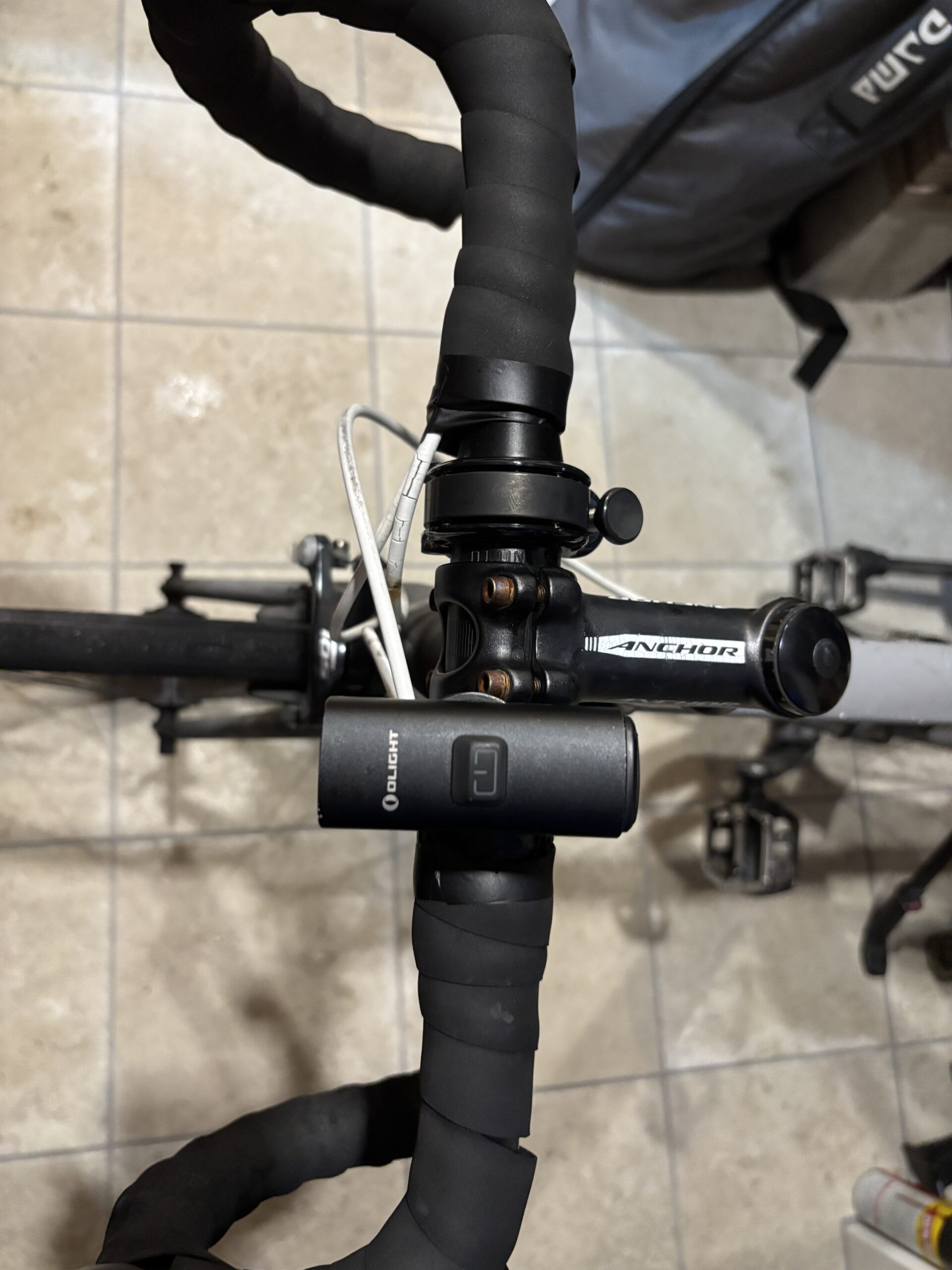 ロードバイクのハンドルに装着したOLIGHT RN400