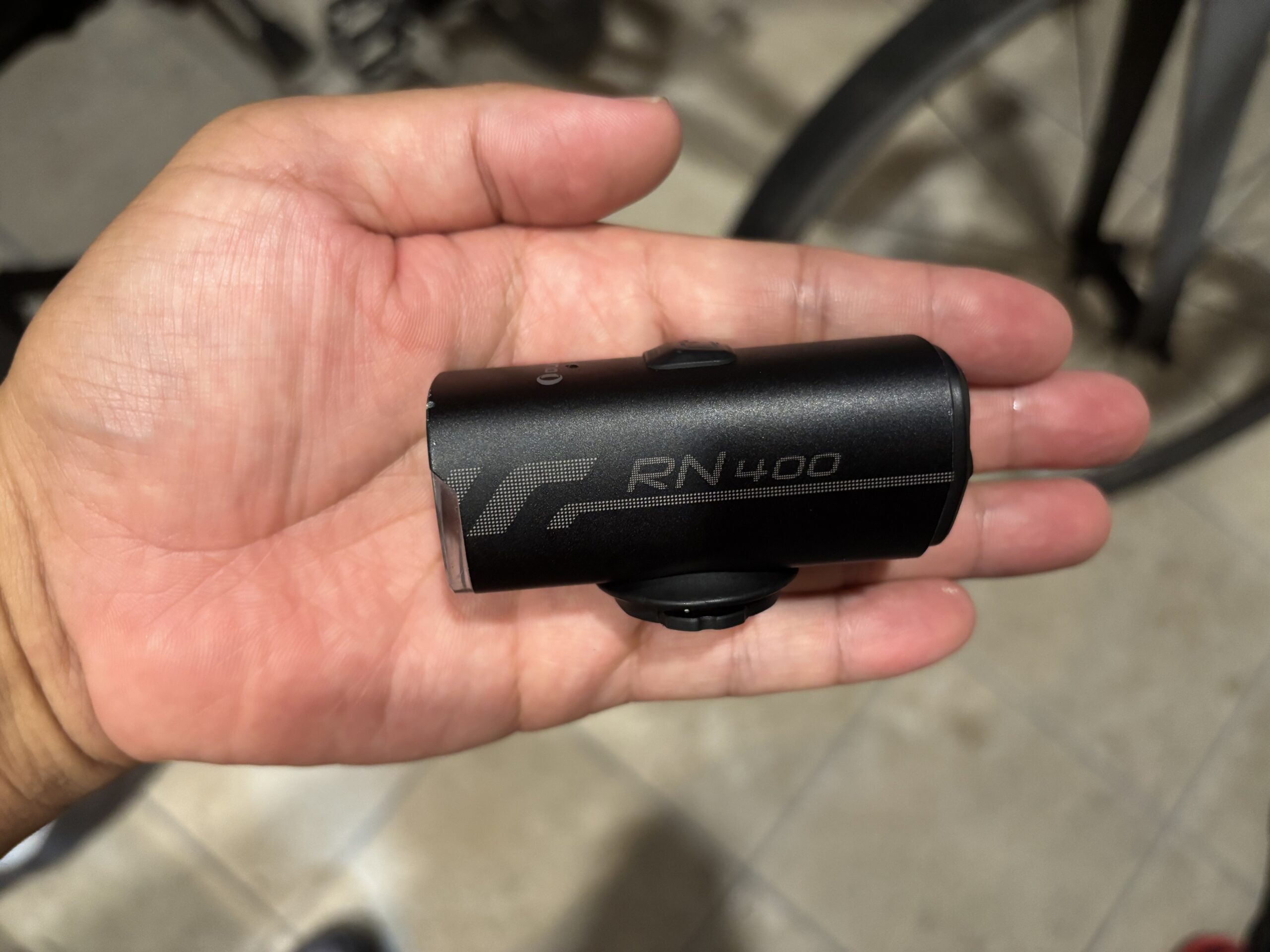 手のひらに載せたOLIGHT RN400