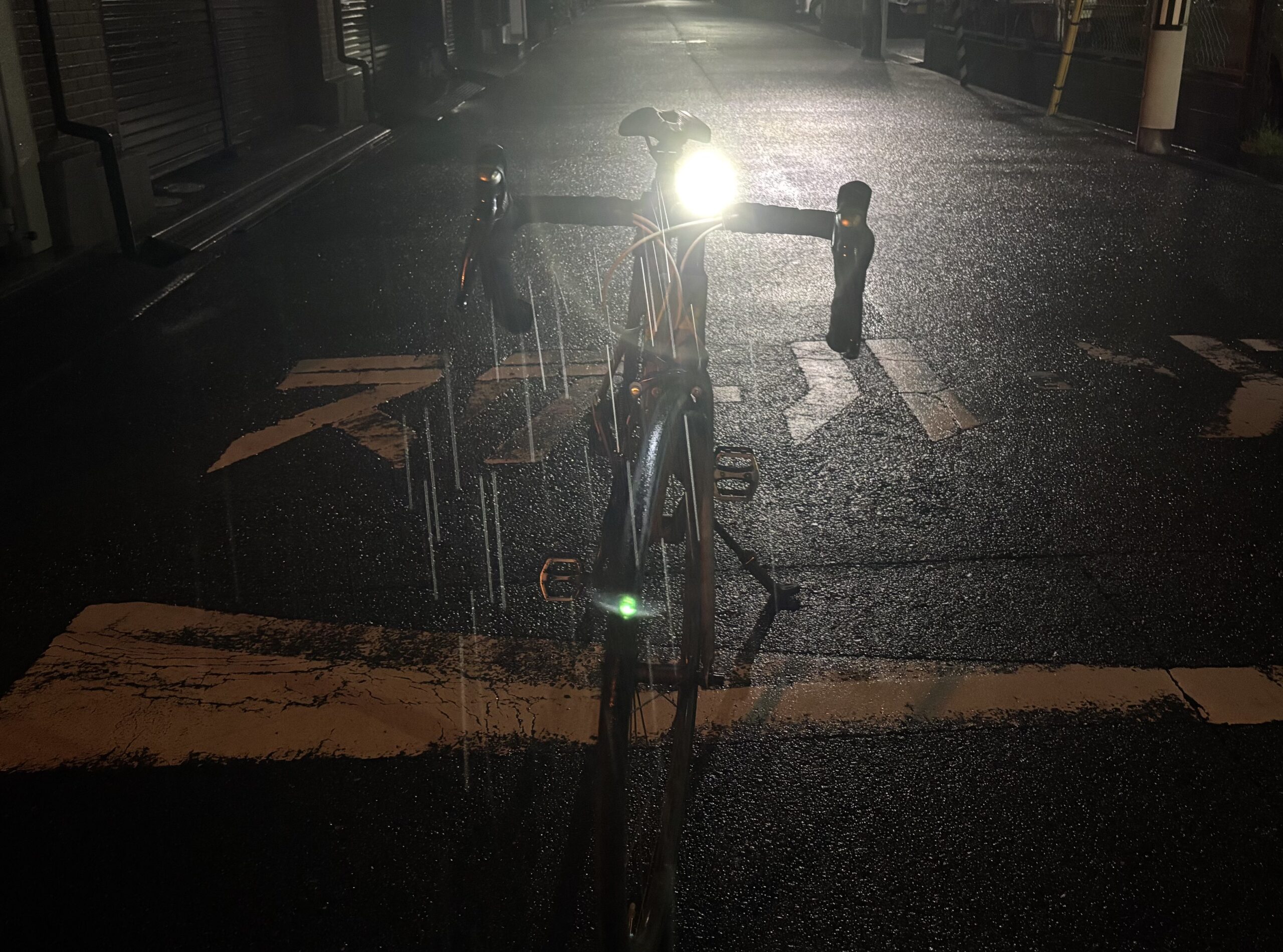 雨の日の夜にロードバイクへ取り付けて点灯するOLIGHT RN400