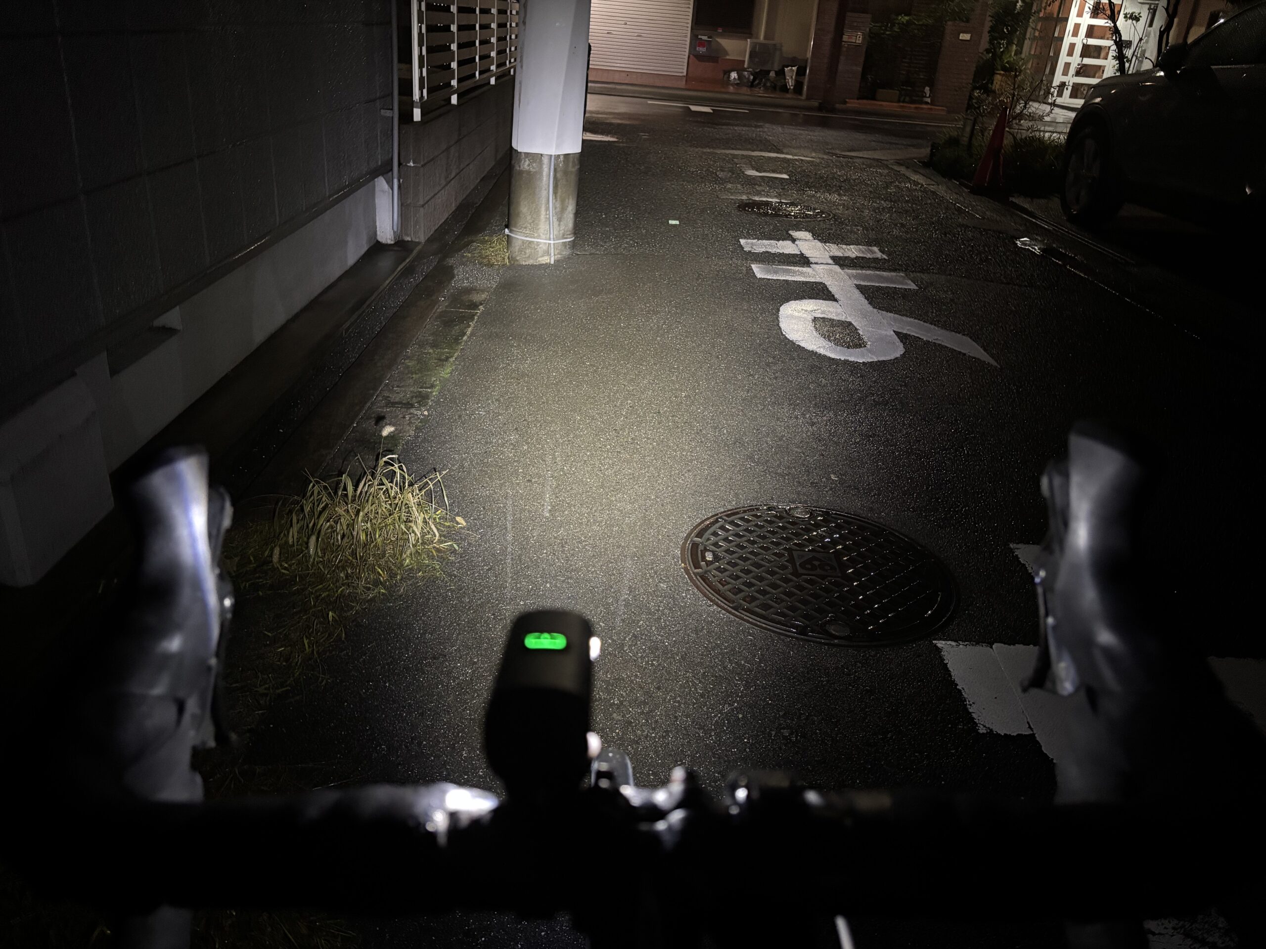 OLIGHT RN400の最低モードで夜道を照らした様子
