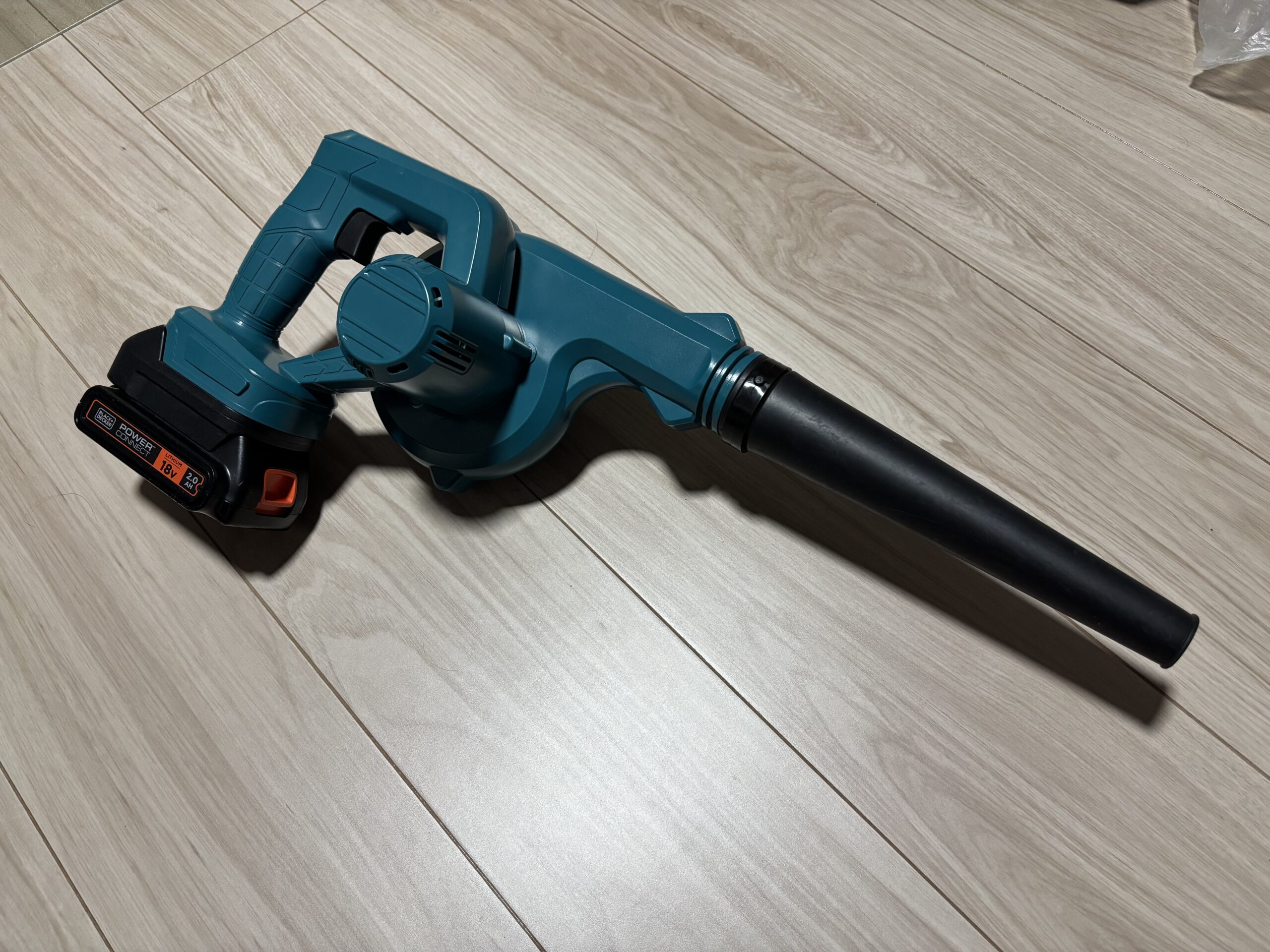 BLACK+DECKER 18Vバッテリーを取り付けた電動ブロワー