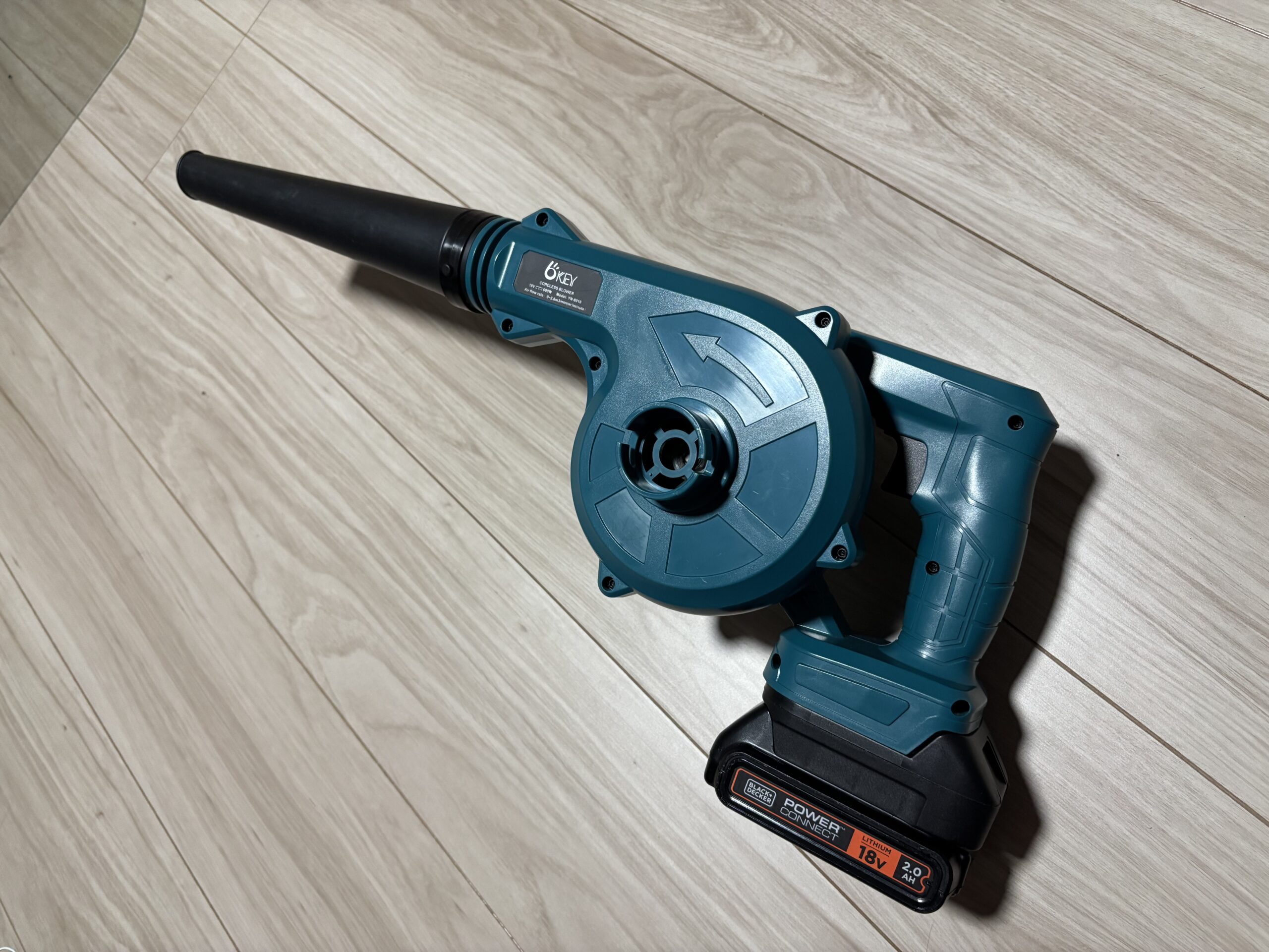 電動ブロワー本体とBLACK+DECKER 18Vバッテリー