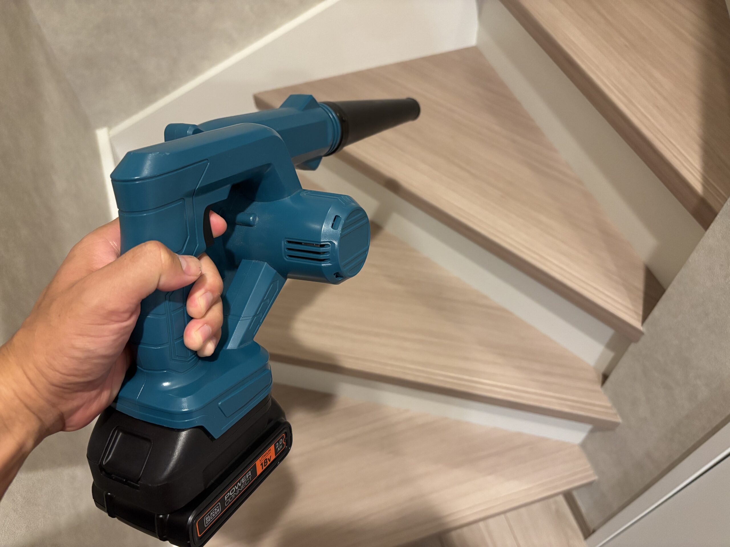 階段掃除で電動ブロワーを使用している様子