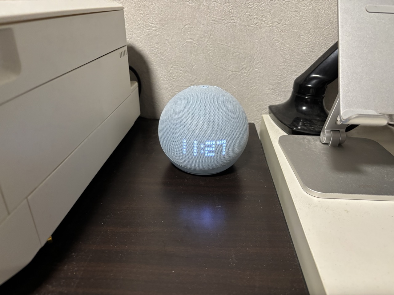 パソコン部屋に設置したEcho Dot 第5世代の時計表示