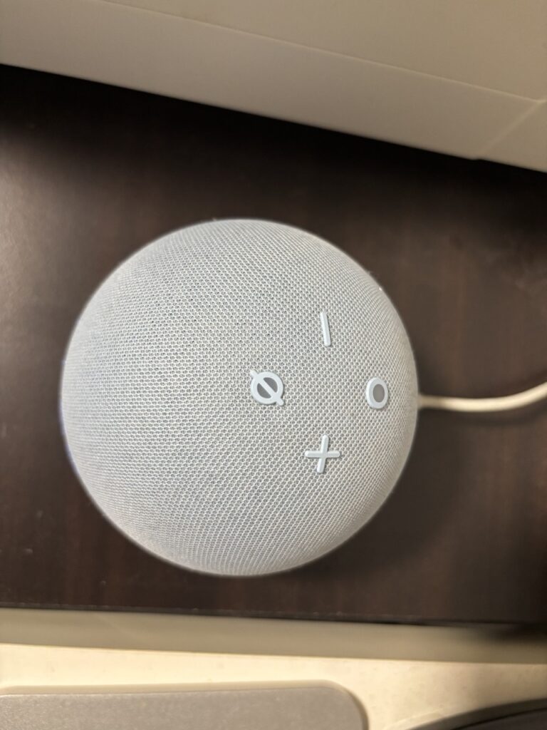 Echo Dot 第5世代の上面にある音量調整やマイク操作のボタン