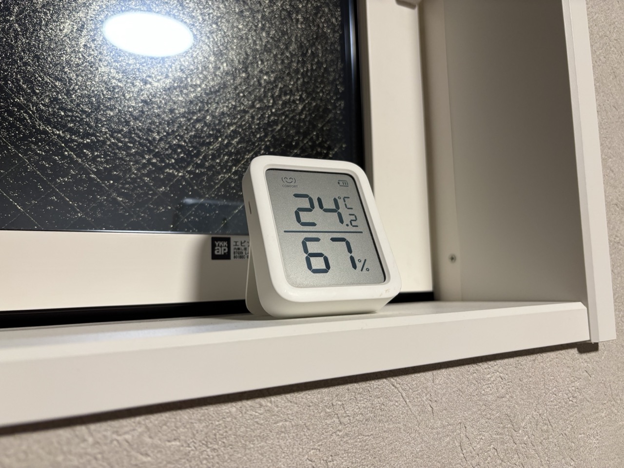 寝室の窓辺に設置したSwitchBot 温湿度計プラス