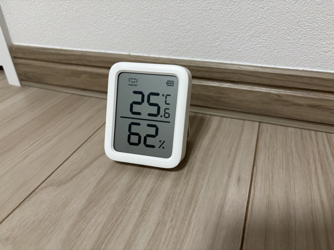 PC作業室に卓上設置したSwitchBot 温湿度計プラス