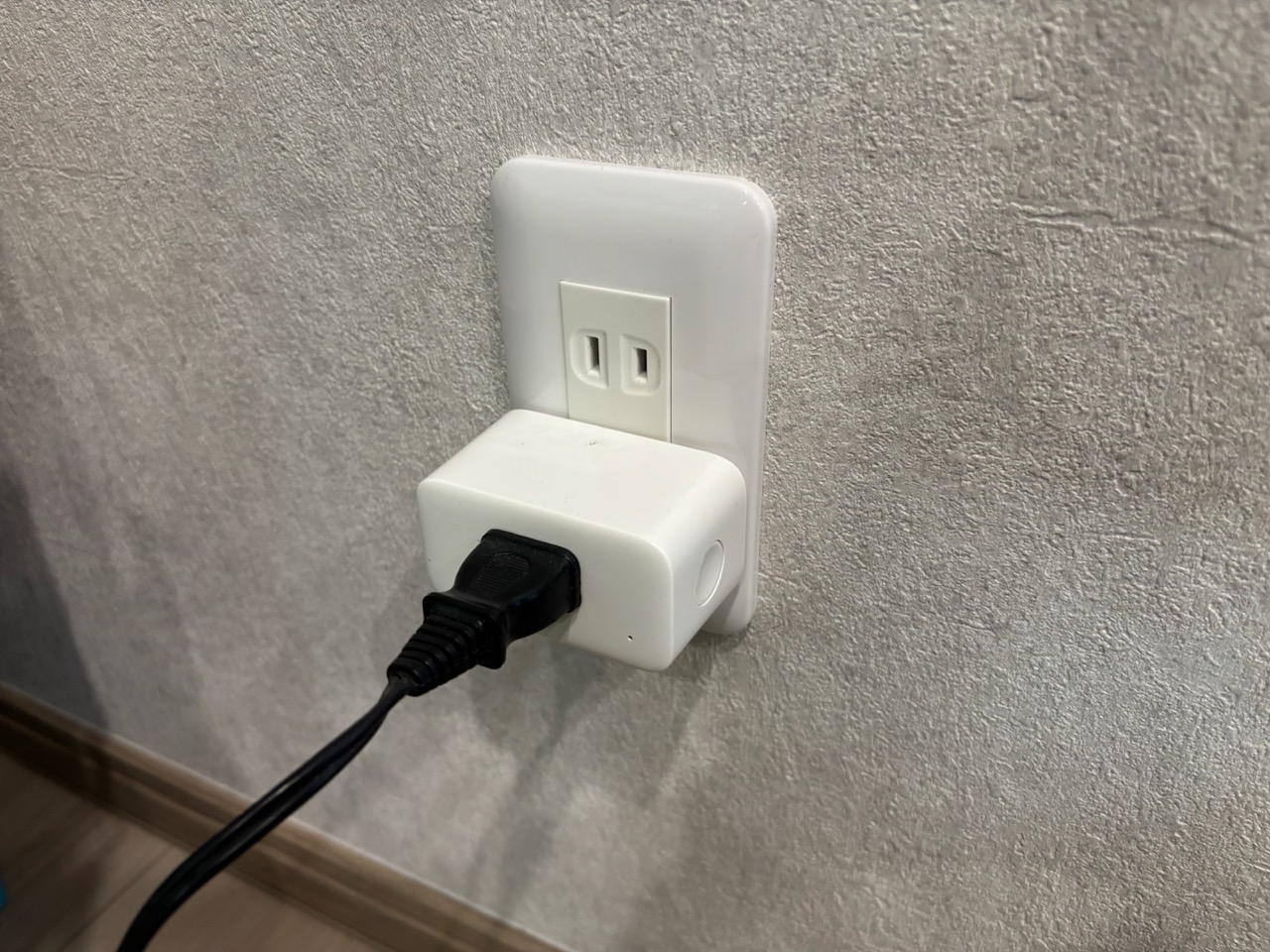 コンセントに設置したSwitchBot プラグミニ